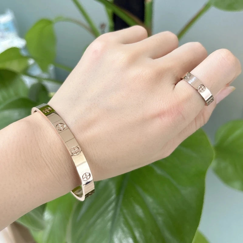 Love Screw Bangle