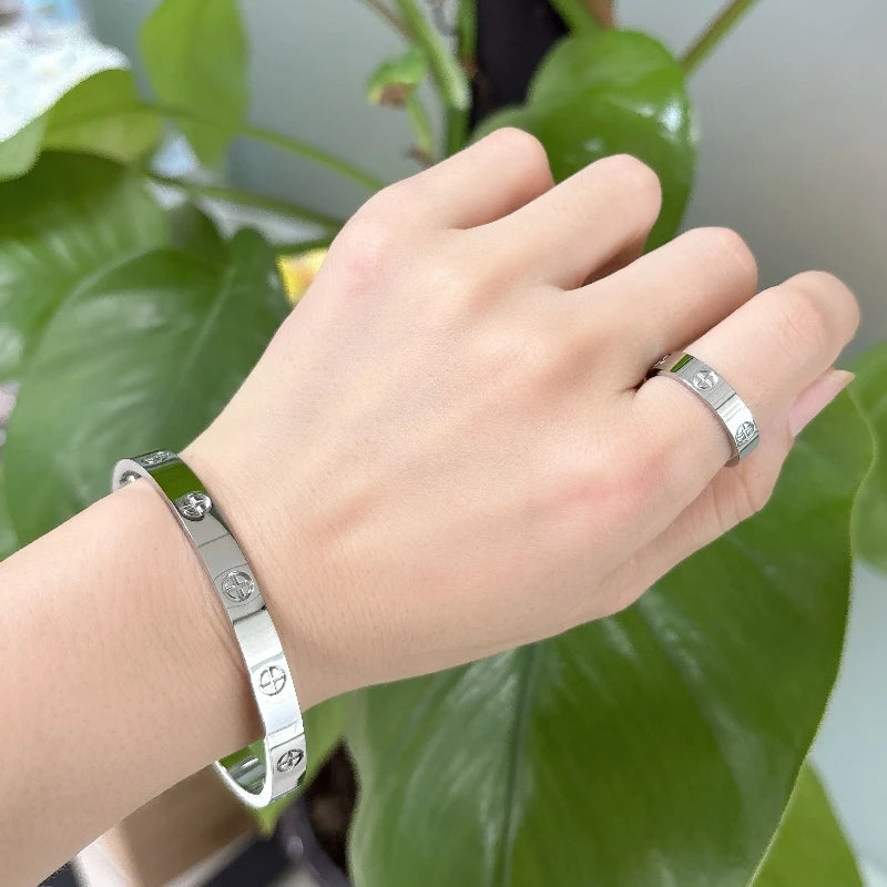 Love Screw Bangle